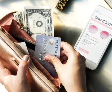 Alışveriş için kredi kartı kullanan kadın