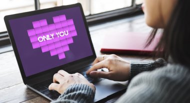 Laptop klavyesinde yazan kız