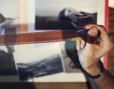 Fotoğrafçı ellerinde fotoğraf bandı ile