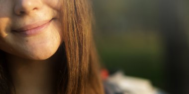 Kesinlikle mutlu hissediyor kadın