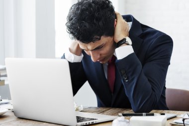 Laptop ile çalışan işadamı vurguladı
