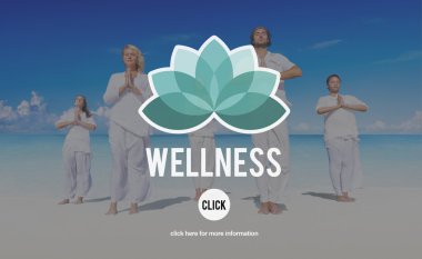 Kumsalda yoga yapmak insanlar