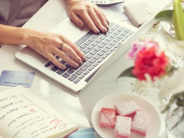 Klavyede yazan kadın 