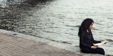 Kız okuma mektup yalnız