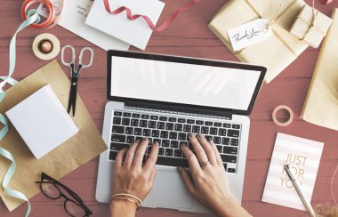 Dizüstü dizüstü bilgisayar hediye mevcut kavramı