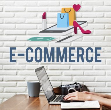 Dizüstü bilgisayarda yazan kadın klavyesi