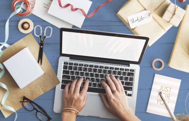 Dizüstü dizüstü bilgisayar hediye mevcut kavramı