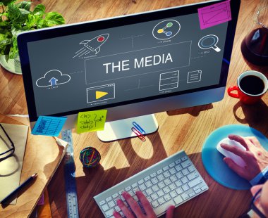 Bilgisayar kullanan adam