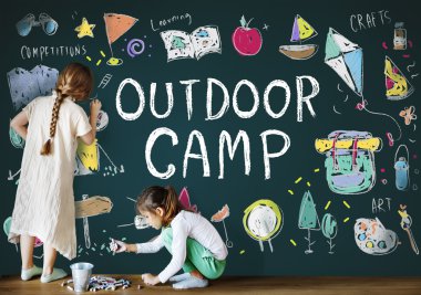 Şirin kız yazı tahtası üzerinde çizim