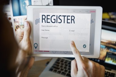 Dijital tablet elinde tutan adam