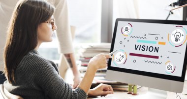 kadın vizyonu ile monitörde gösterilen