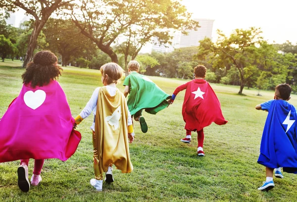 Gyerekek jelmezek a szuperhős — Stock Fotó