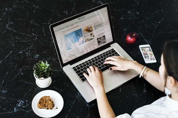 Businesswoman working on computer. — Stock Photo, Image