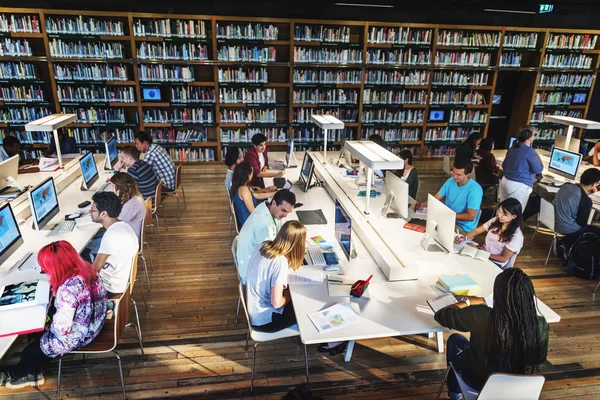 Studenten met behulp van computers in de bibliotheek van de Universiteit — Stockfoto