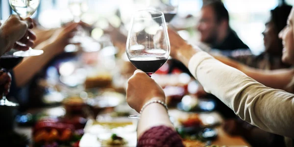 Mensen uit het bedrijfsleven bij het eten van de vergadering — Stockfoto