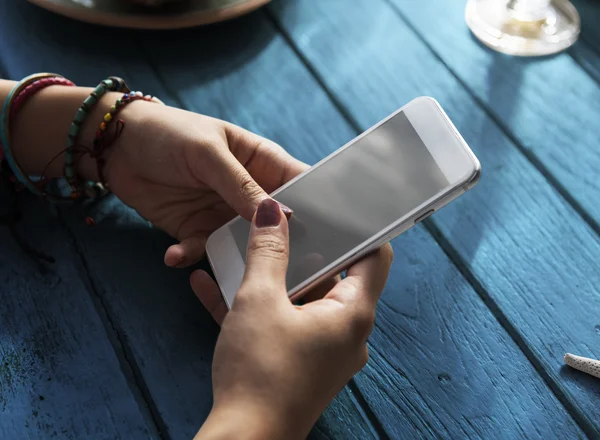Flicka med smart telefon i händer — Stockfoto