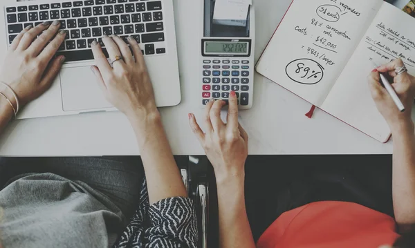 Mujeres que calculan y trabajan —  Fotos de Stock