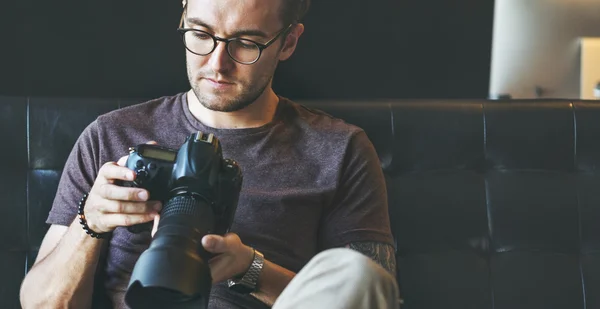 Photographe tenant un appareil photo numérique — Photo