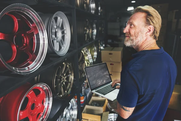 Auto monteur met laptop in Garage — Stockfoto