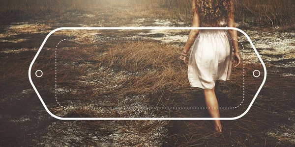 Kvinnan promenader i torrt gräs — Stockfoto