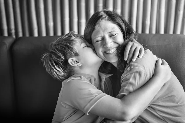 Filho beijando mãe — Fotografia de Stock