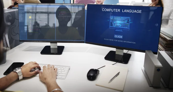 Homem de negócios trabalhando no computador com a linguagem de computador — Fotografia de Stock