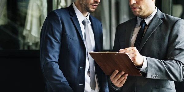 Uomini d'affari Discutere di questioni di lavoro — Foto Stock