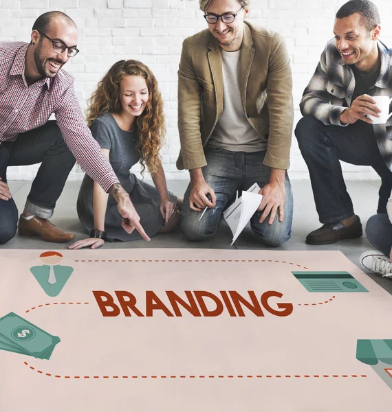 Ontwerpers werken met poster en branding — Stockfoto