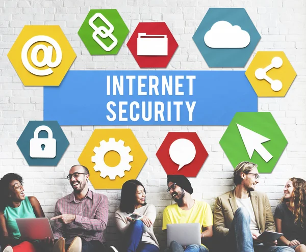 Vrienden van de diversiteit in de buurt van muur met internet security — Stockfoto