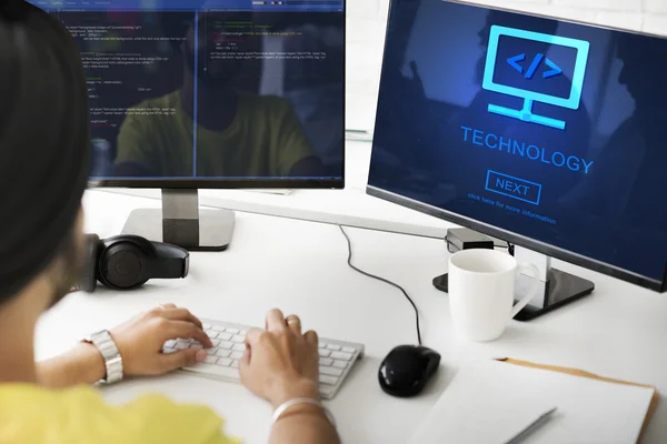 Geschäftsmann arbeitet an Computer mit Technologie — Stockfoto