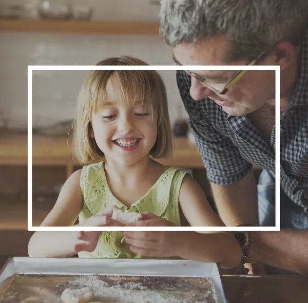 Liten flicka med far att göra cookies — Stockfoto