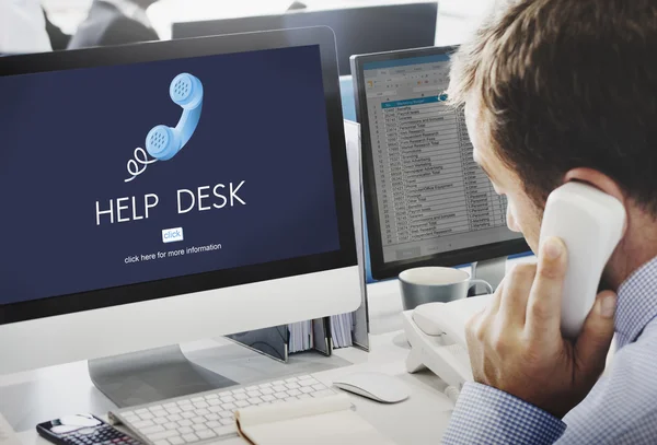 Homem de negócios trabalhando no computador com help desk — Fotografia de Stock