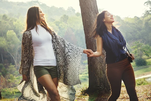 Mujeres amigos al aire libre — Foto de Stock