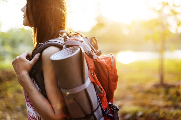 Nettes Mädchen mit Rucksack unterwegs — Stockfoto