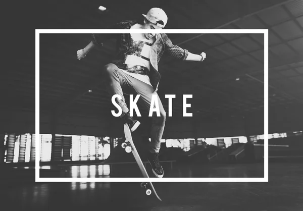 Jonge man springen met skateboard — Stockfoto