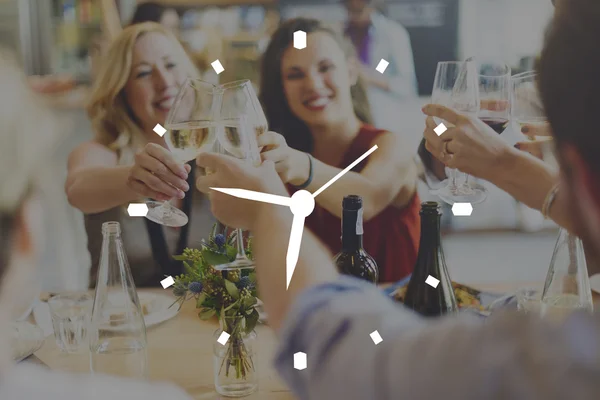 Mulheres felizes Brindar com vinho no restaurante — Fotografia de Stock