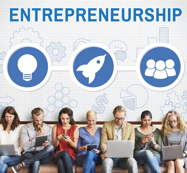 Menschen sitzen mit Geräten und Unternehmertum — Stockfoto
