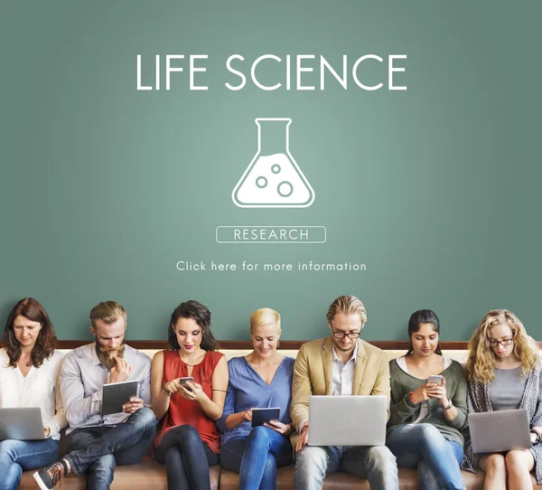 Folk sitter med enheter och Life Science — Stockfoto