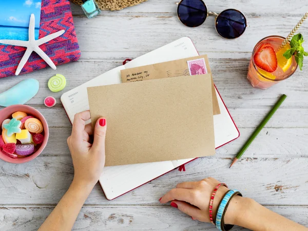 Mani delle donne scrittura a cartolina — Foto Stock