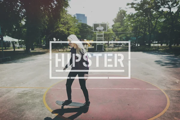 Hipster Скейтборд дівчина — стокове фото