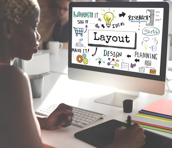 Affärskvinna arbetar på dator med Layout — Stockfoto