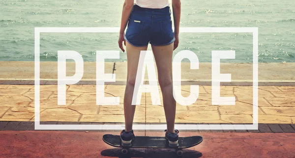 Дівчина катається на скейтборді — стокове фото