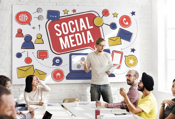 Incontro d'affari con i social media — Foto Stock