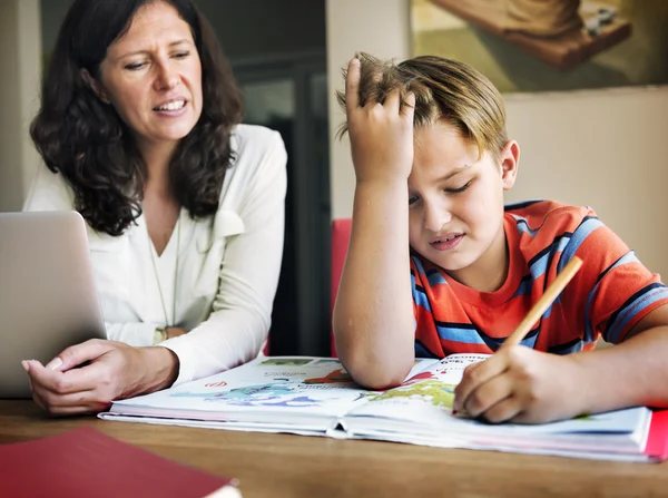 Mamma med son gör läxor — Stockfoto