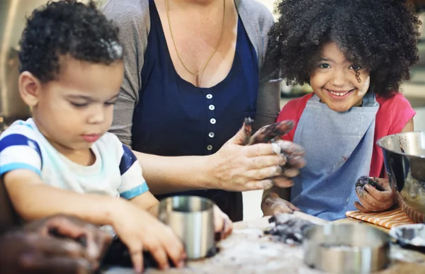 Kinder backen Plätzchen — Stockfoto