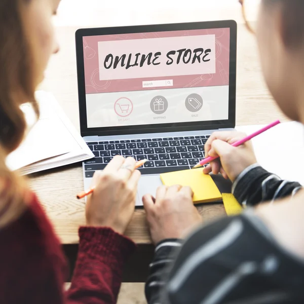 Meninas estudando com laptop — Fotografia de Stock