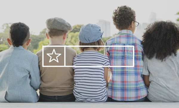 Kinderen zitplaatsen op Bank — Stockfoto