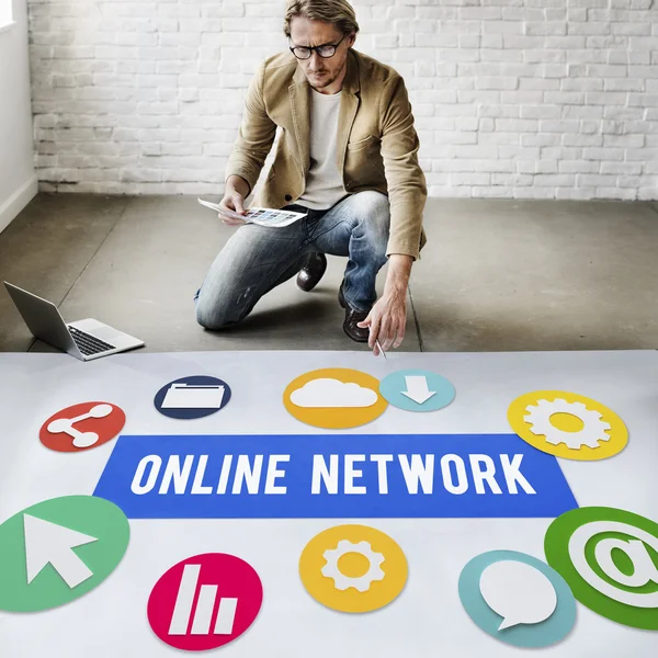 Affärsman arbetar med Online-nätverk — Stockfoto