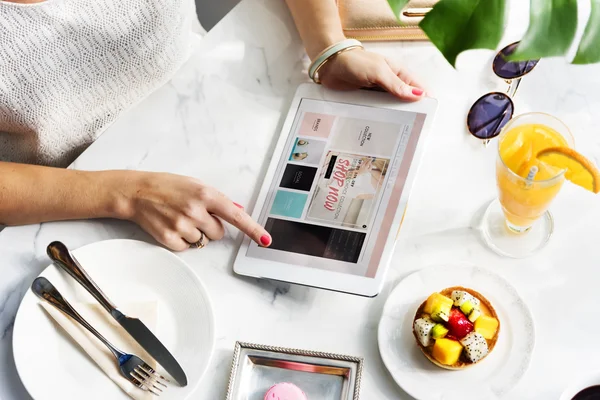 Ragazza con tablet digitale — Foto Stock