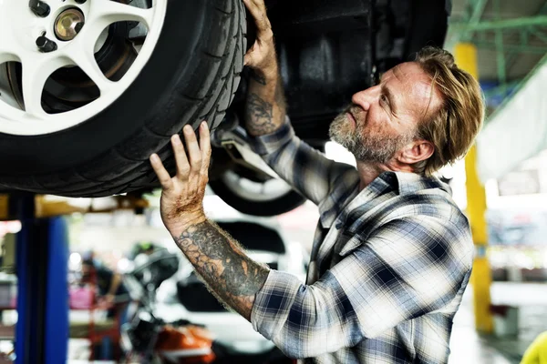 Automechanik, opravy automobilů — Stock fotografie